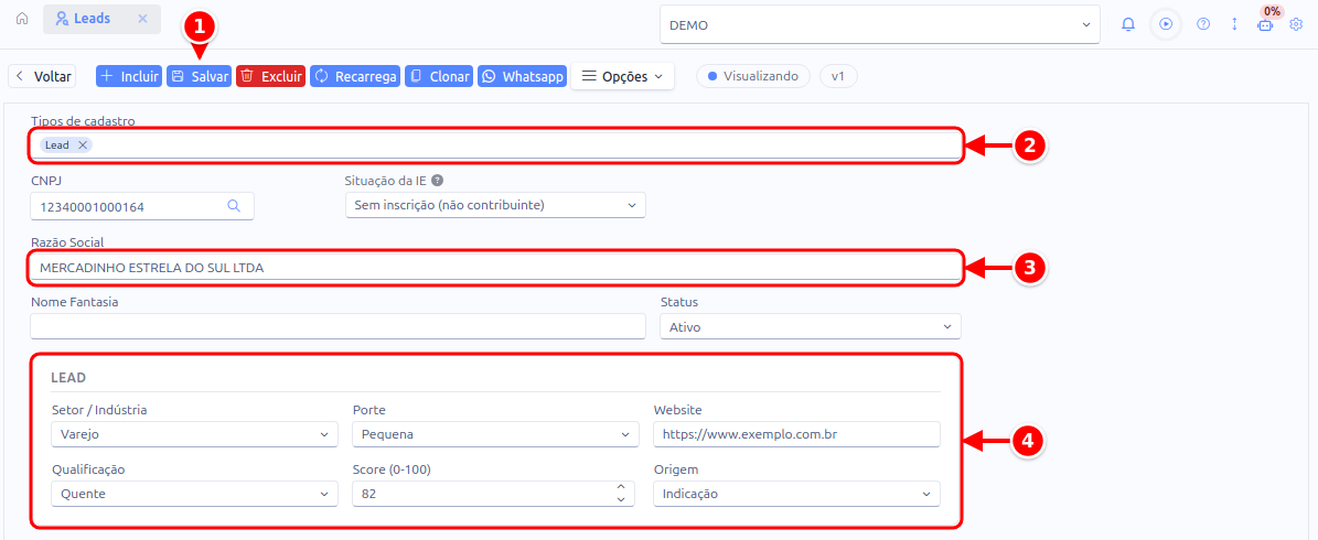 Ficha de um lead com o botão Salvar, os Tipos de cadastro, a Razão Social e o bloco Lead com setor, porte, website, qualificação, score e origem, numerados de 1 a 4