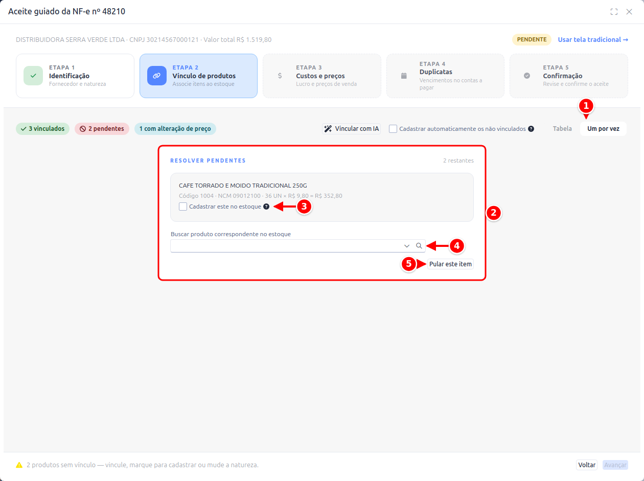 Etapa de vínculo no modo Um por vez, com o botão Um por vez, o cartão Resolver pendentes, Cadastrar este no estoque, a busca do produto e Pular este item numerados de 1 a 5