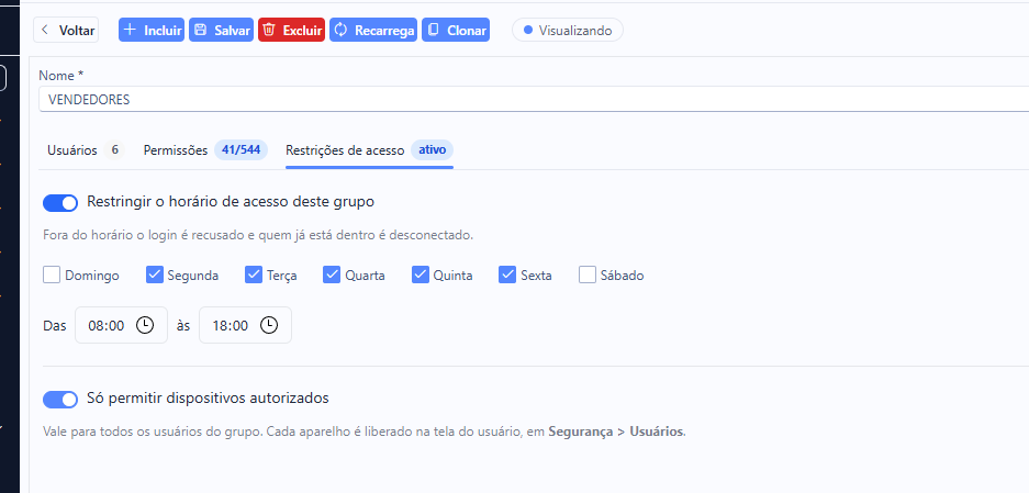 Aba Restrições de acesso do grupo, com o horário por dia da semana e a exigência de dispositivo autorizado